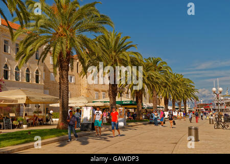 Uferpromenade von Trogir, in der Nähe von Split in Kroatien. Stockfoto