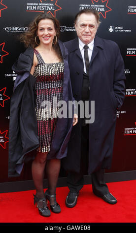 Brian Cox und seine Frau Nicole Ansari-Cox kommen zur Weltpremiere von Stone of Destiny im Rahmen des Edinburgh International Film Festival in Cineworld in Edinburgh. Stockfoto