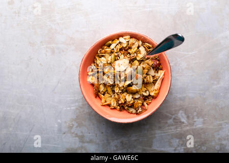 Müsli in Nüssen und Samen reich erschossen von oben Stockfoto