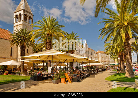 Uferpromenade von Trogir, in der Nähe von Split in Kroatien. Stockfoto