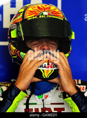 Yamaha Valentino Rossi in der Box vor dem bwin.com British Motorcycle Grand Prix im Donington Park. Stockfoto