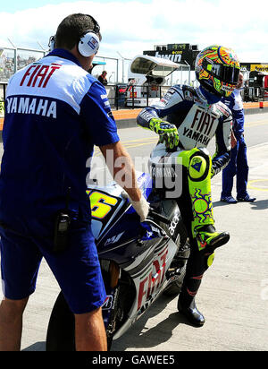 Yamaha Valentino Rossi in der Box vor dem bwin.com British Motorcycle Grand Prix im Donington Park. Stockfoto