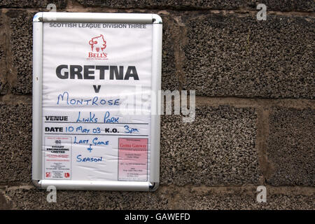 Scottish Soccer - Gretna Football Club - Raydale Park. Ein Schild wirbt für das letzte Spiel der Saison im Raydale Park, der Heimat des Gretna Football Club Stockfoto