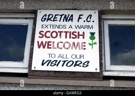 Scottish Soccer - Gretna Football Club - Raydale Park. Ein Schild begrüßt Fans im Raydale Park, dem Heimstadion des Gretna Football Club Stockfoto