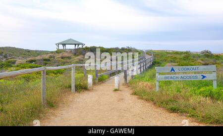 Sandy Weg mit Geländer durch Dünen an der Küste in Richtung Pavillon Aussichtspunkt auf die Küste des Indischen Ozeans in Guilderton, Western Australia Stockfoto