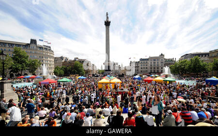 Nach der Teilnahme am 40. Rathayatra-Fest im Zentrum von London versammeln sich die Gläubigen am Trafalgar Square, wo drei 40 Meter hohe, farbenfrohe Holzwagen von Hand vom Hyde Park zum Trafalgar Square gezogen werden. Stockfoto