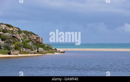 Moore River, Sandbank und indischen Ozean mit felsigen, bewachsenen Dünen an der Küste von der Mündung in Guilderton, Western Australia. Stockfoto