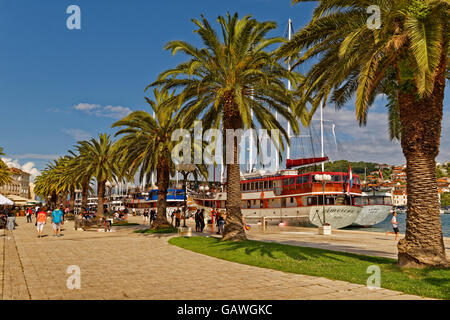 Uferpromenade von Trogir, in der Nähe von Split in Kroatien. Stockfoto