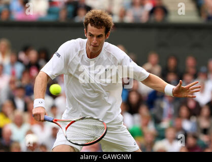 Tennis - Wimbledon Championships 2008 - Tag 2 - The All England Club. Andy Murray aus Großbritannien ist während der Wimbledon Championships 2008 im All England Tennis Club in Wimbledon in Aktion. Stockfoto