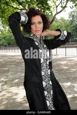 Linzi Stoppard Modelle die teuerste Abaya - London Stockfoto