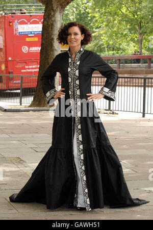 Linzi Stoppard Modelle die teuerste Abaya - London Stockfoto