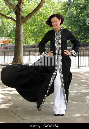 Linzi Stoppard Modelle die teuerste Abaya - London Stockfoto