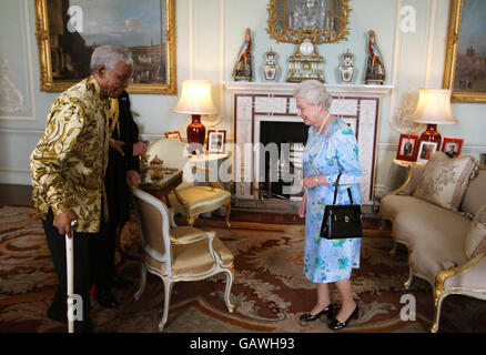 Die britische Königin Elizabeth II. Trifft den ehemaligen südafrikanischen Präsidenten Nelson Mandela im Buckingham Palace in London. Stockfoto