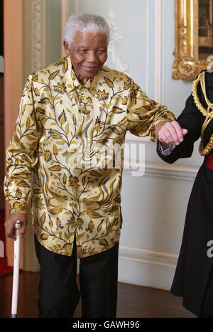 Der ehemalige südafrikanische Präsident Nelson Mandela trifft die britische Königin Elizabeth II. Im Buckingham Palace in London. Stockfoto
