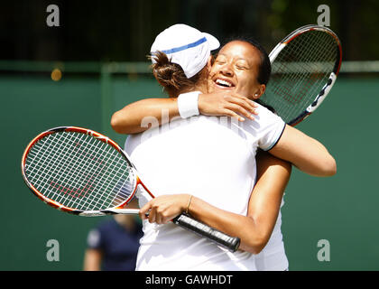 Die Briten Anne Keothavong (rechts) und Melie South feiern ihre Doppelter Sieg über die chinesischen Cunmei Ji und Shengnan Sun Stockfoto