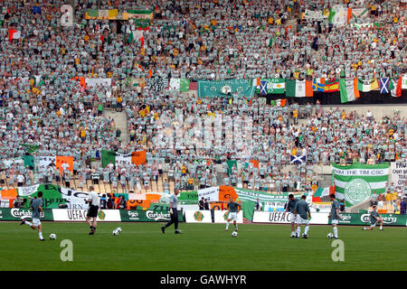 Celtic Spieler wärmen sich vor ihren Fans vor Zum Spiel mit dem FC Porto Stockfoto