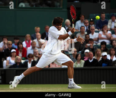 Der serbische Janko Tipsarevic tritt während der Wimbledon Championships 2008 im All England Tennis Club in Wimbledon gegen den US-amerikanischen Andy Roddick an. Stockfoto