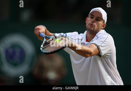 Der US-Amerikaner Andy Roddick im Einsatz gegen Serbiens Janko Tipsarevic während der Wimbledon Championships 2008 im All England Tennis Club in Wimbledon. Stockfoto