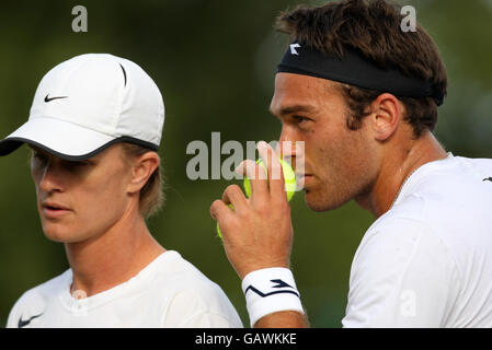 Der britische Ross Hutchins (rechts) mit seinem männlichen Doppelpartner Stephen Huss aus Australien während der Wimbledon Championships 2008 im All England Tennis Club in Wimbledon. Stockfoto