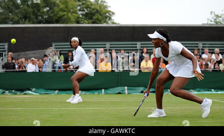 Die USA Serena (links) und Venus Williams in ihrem Doppelspiel während der Wimbledon Championships 2008 im All England Tennis Club in Wimbledon. Stockfoto