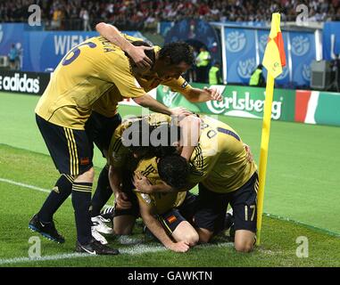 Der Spanier Daniel Guiza (r) feiert danach mit seinen Teamkollegen Erzielte das zweite Tor seines Teams im Spiel Stockfoto