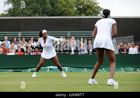 Die USA Serena (links) und Venus Williams in ihrem Doppelspiel während der Wimbledon Championships 2008 im All England Tennis Club in Wimbledon. Stockfoto