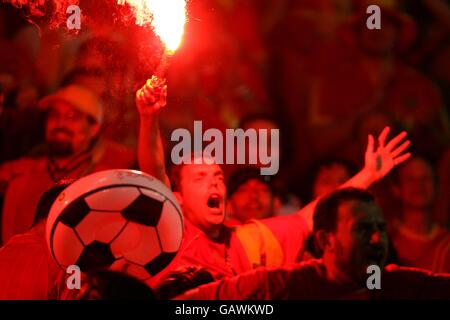 Fußball - UEFA-Europameisterschaft 2008 - Halbfinale - Russland gegen Spanien - Ernst-Happel-Stadion. Spanische Fans haben während des Spiels in den Tribünen Fackeln aufgesetzt. Stockfoto