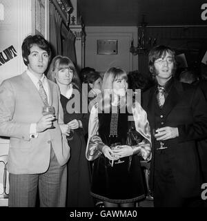 Paul McCartney von den Beatles, mit seiner Schauspielerin Freundin Jane Asher und John Lennon, ebenfalls von den Beatles, mit seiner Frau Cynthia bei der heutigen „Grapefruit“-Party in der Mayfair-Suite des Hanover Grand, London. Die 'Grapefruit' sind eine neue Beat-Gruppe, die die Veröffentlichung ihrer ersten RCA-Single 'Dear Delilah' feierte, die als bittersüßes Liebeslied beschrieben wurde. Stockfoto