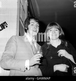 Paul McCartney von den 'Beatles' mit seiner Schauspielerin Freundin Jane Asher bei der 'Grapefruit' Party im Mayfair Anzug des Hanover Grand Hotel in London. Die 'Grapefruit sind eine neue Beat-Gruppe, die die Veröffentlichung ihrer ersten RCA-Single 'Dear Delilah' feiert Stockfoto