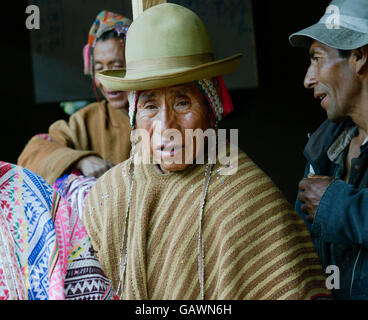 Porträt eines einheimischen peruanischen Mann, typisch andinen Robe, bedächtig Bedächtig indigenen Gemeinschaft, Anden. Stockfoto