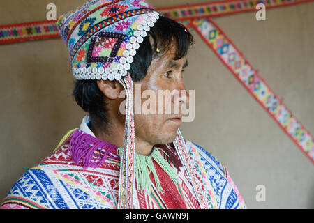 Porträt eines nativen peruanische handgewebte Ponchos und Gipfel - Mütze mit Ohrenklappen tragen. Stockfoto