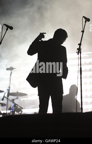 Am zweiten Tag des Glastonbury Festivals, Somerset, tritt 3D aka Robert Del Naja mit Massive Attack auf der anderen Bühne auf. Stockfoto