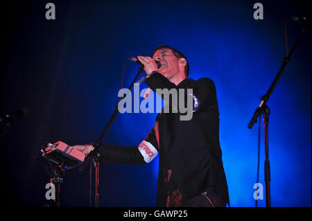 Am zweiten Tag des Glastonbury Festivals, Somerset, tritt 3D aka Robert Del Naja mit Massive Attack auf der anderen Bühne auf. Stockfoto