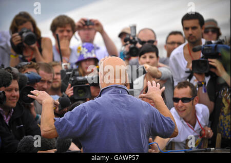 Glastonbury-Gründer Michael Eavis spricht am dritten Tag des Glastonbury Festivals, Somerset, mit den Medien. Stockfoto