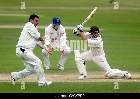 Cricket - Frizzell County Championship - Surrey gegen Sussex. Surreys Ian ward schlägt eine vier Stockfoto