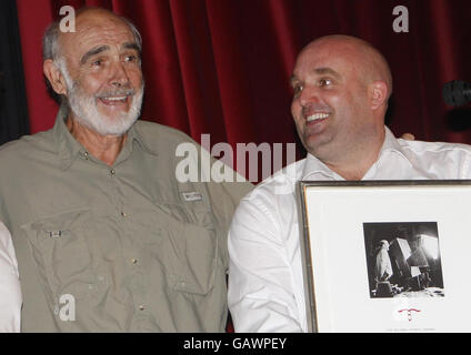 Sir Sean Connery überreicht Regisseur Shane Meadows den Michael Powell Award für den besten neuen britischen Spielfilm bei der Verleihung der Edinburgh International Film Festival Awards im Filmhouse. Stockfoto