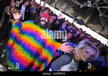 Glastonbury Festival 2008 - Tag Drei. Nachtschwärmer im Dance Village am dritten Tag des Glastonbury Festivals, Somerset. Stockfoto