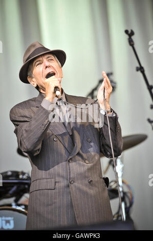 Glastonbury Festival 2008 - Tag Drei. Leonard Cohen tritt am dritten Tag des Glastonbury Festivals, Somerset, auf der Pyramid Stage auf. Stockfoto