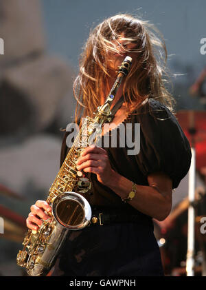 Abi Harding von den Zutons tritt am dritten Tag des Glastonbury Festivals, Somerset, auf der anderen Bühne auf. Stockfoto