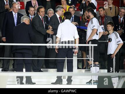 Fußball - UEFA-Europameisterschaft 2008 - Finale - Deutschland gegen Spanien - Ernst Happel Stadion. Der deutsche Trainer Joachim Low erhält von Michel Platini die Nächstplatzierte-Medaille. Stockfoto