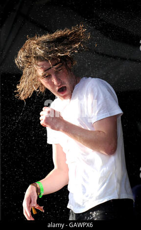 Matt Bowman von den Pigeon Detectives treten am dritten Tag des Glastonbury Festivals, Somerset, auf der anderen Bühne auf. Stockfoto