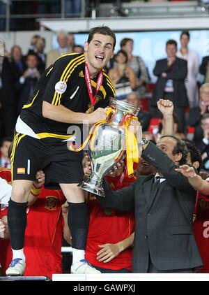 Fußball - UEFA-Europameisterschaft 2008 - Finale - Deutschland gegen Spanien - Ernst Happel Stadion. Spaniens Torhüter Iker Casillas erhält die Trophäe vor UEFA-Präsident Michel Platini Stockfoto