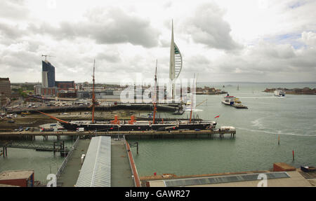 Gesamtansicht des Portsmouth Harbour und der Royal Navy Dockyard von der Spitze des Semaphore Tower in der Schiffswerft in Portsmouth aus gesehen. Der Queen's Harbour Master befindet sich am Turm und steuert alle Schiffsbewegungen, groß und klein bis in den schmalen Eingang. DRÜCKEN SIE VERBANDSFOTO. Bilddatum: Mittwoch, 25. Juni 2008. Das Bild zeigt einen Blick nach Südosten in Richtung Hafeneingang, Spinnaker Tower, HMS Warrior, Portsmouth Harbour Railway Station (zwischen Tower und Warrior) und die Isle of Wight am rechten Horizont). Bildnachweis sollte lauten: Chris Ison/PA Wire. Stockfoto