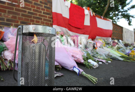 Blumen sind an der Szene in Islington, London, zurückgeblieben, wo der Teenager Ben Kinsella ermordet wurde. Stockfoto