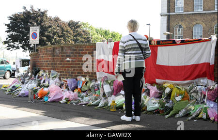 Blumen sind an der Szene in Islington, London, zurückgeblieben, wo der Teenager Ben Kinsella ermordet wurde. Stockfoto