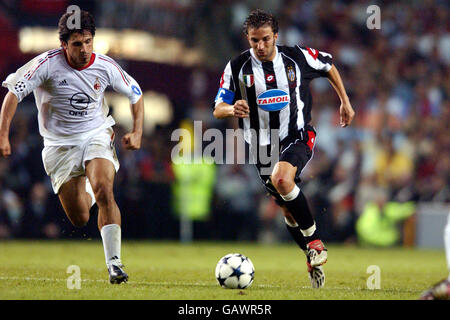 Fußball - UEFA Champions League - Finale - Juventus / AC Mailand. Alessandro Del Piero von Juventus (r) geht am Gennaro Gattuso des AC Mailand vorbei Stockfoto