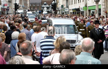 Mitglieder der öffentlichen Linie Colchester High Street als Begräbnis Cortege von Fallschirmjäger Lance Corporal James Bateman geht vorbei nach seiner Beerdigung in St. Peters Kirche, im Zentrum von Colchester, Essex. Stockfoto