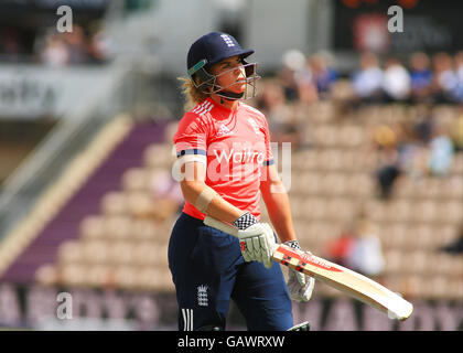 Die Ageas Schüssel, Southampton, UK. 5. Juli 2016. Frauen NatWest internationale T20. England gegen Pakistan. Englands Lauren Winfield sieht niedergeschlagen, nachdem er erwischt © Action Plus Sport/Alamy Live News Stockfoto