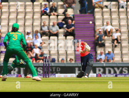 Die Ageas Schüssel, Southampton, UK. 5. Juli 2016. Frauen NatWest internationale T20. England gegen Pakistan. Englands Lauren Winfield ist gefangen von Pakistans Aiman Anwer © Action Plus Sport/Alamy Live News Stockfoto