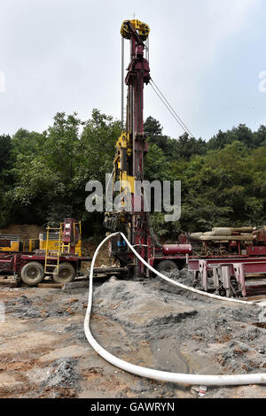 Qinshui, China Shanxi Provinz. 5. Juli 2016. Eine Wasserpumpe arbeitet an einem überfluteten Kohle mir in Qinshui Grafschaft, Nord-China Shanxi Provinz, 5. Juli 2016. Der Grundwasserspiegel des Schachtes ist um 18:00 Dienstag 3,88 Meter zurückgegangen. Retter haben Nahrung, Kleidung und wohnen waren für die eingeschlossenen Bergleute transportiert. © Zhan Yan/Xinhua/Alamy Live-Nachrichten Stockfoto